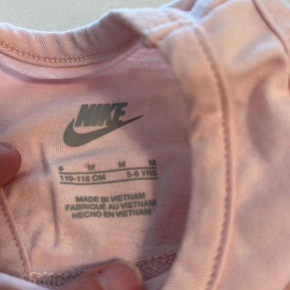 Girls Nike shorts and shirt size 6 - Picture 3 of 4